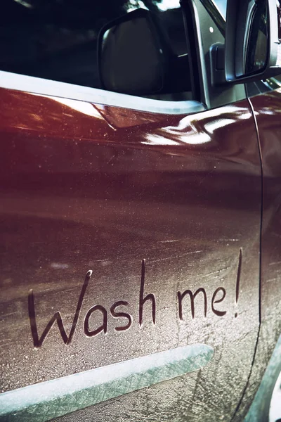 Texto escrito WASH ME no carro sujo — Fotografia de Stock