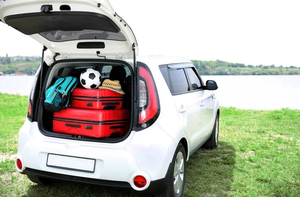 Carro porta-malas com bagagem. Conceito de viagem — Fotografia de Stock