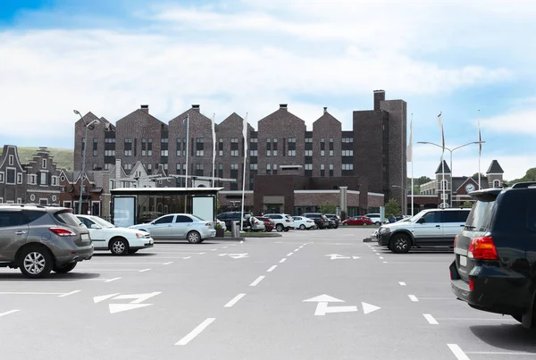 Bilar på parkeringen nära supermarket — Stockfoto