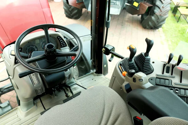 Intérieur moderne de la cabine tracteur — Photo