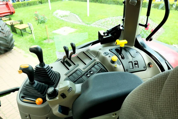 Interior moderno de la cabina tractor —  Fotos de Stock