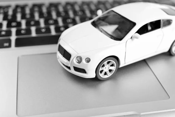 Speelgoedauto op laptop toetsenbord closeup — Stockfoto