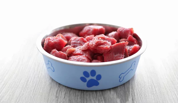 Органические корма для собак в миске — стоковое фото