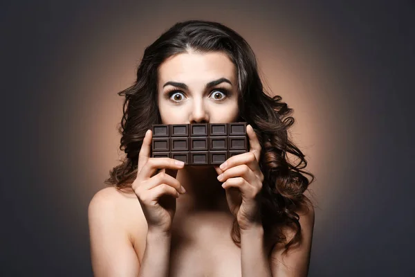 暗い背景にチョコレートで美しい少女 — ストック写真