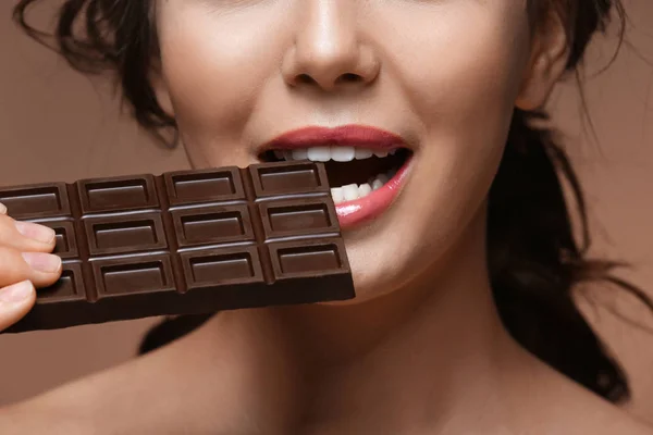 Hermosa chica con chocolate sobre fondo marrón —  Fotos de Stock