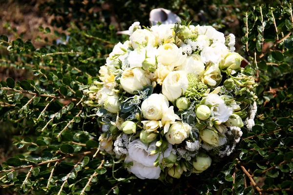 在绿色的草地上的美丽婚礼花束 — 图库照片