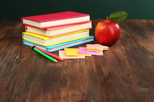 एप्पल, किताबों और सहायक उपकरण के साथ स्कूल अवधारणा पर वापस जाएँ — स्टॉक फ़ोटो, इमेज