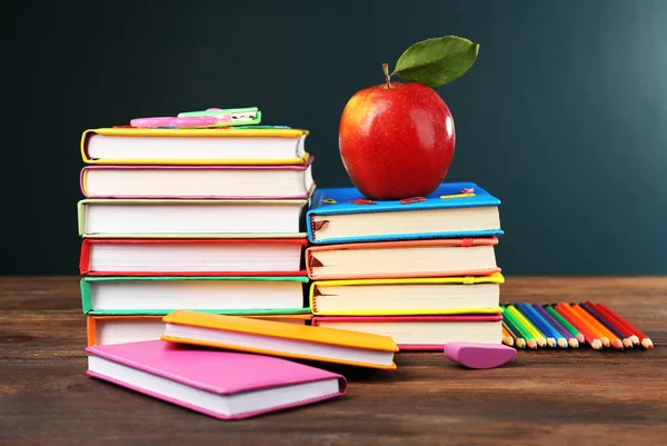 Zpátky do školy koncept s apple, knihami a doplňky — Stock fotografie