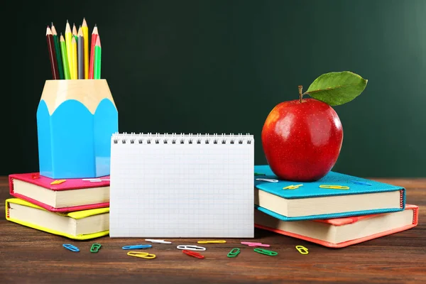 Повернутися до концепції школи з яблуком, книгами та аксесуарами — стокове фото