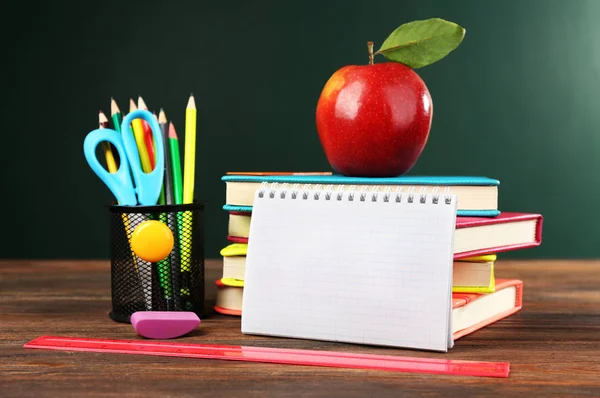 Apple, kitaplar ve aksesuarları ile okul kavramı geri