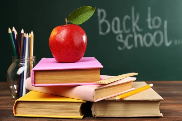 Concepto de regreso a la escuela con manzana, libros y accesorios —  Fotos de Stock