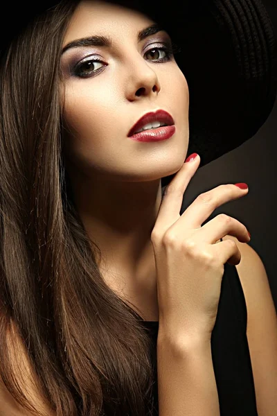 Portret van model van de mooie jonge vrouw met lichte make-up op donkere achtergrond — Stockfoto