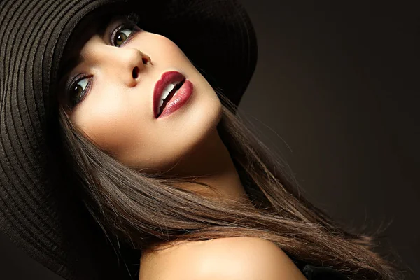 Retrato de belo modelo jovem com maquiagem brilhante no fundo escuro — Fotografia de Stock