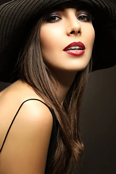 Retrato de hermosa modelo de mujer joven con maquillaje brillante sobre fondo oscuro —  Fotos de Stock