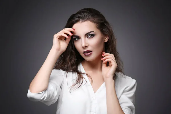 Portret van model van de mooie jonge vrouw met lichte make-up op donkere achtergrond — Stockfoto