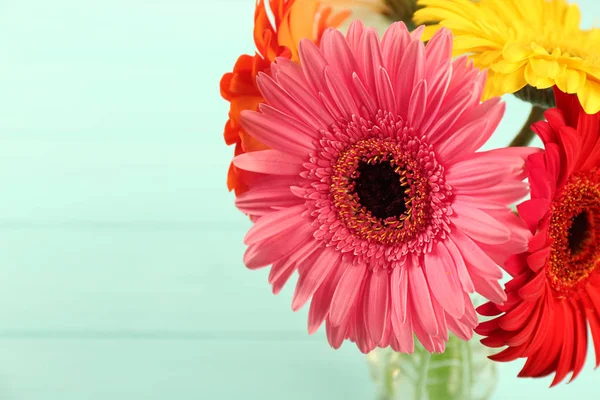 Strauß schöner Gerbera-Blumen auf hellem Hintergrund, Nahaufnahme — Stockfoto