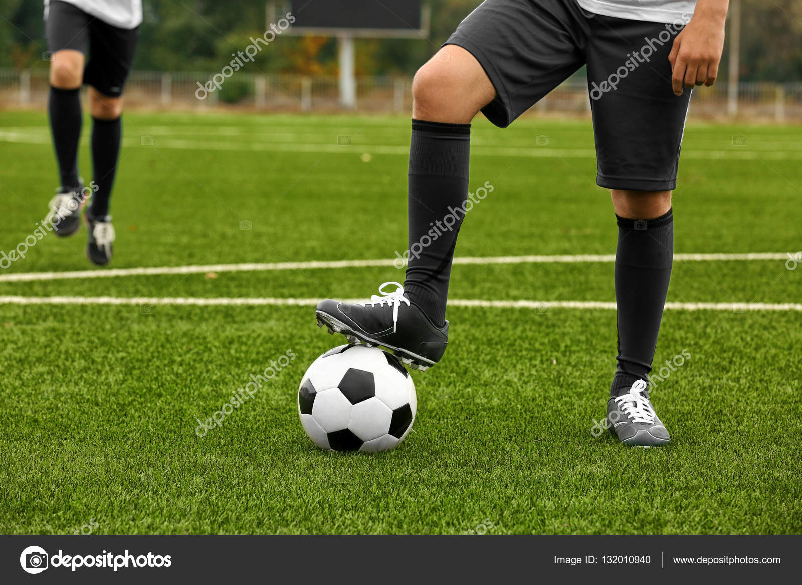 jogador de futebol e jogador de futebol segurando bola no estádio
