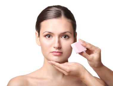 Güzel kız beyaz arka plan üzerinde kozmetik uygulama