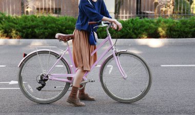 Bisiklet yolu üzerinde olan kadın