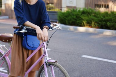 Bisiklet yolu üzerinde genç kadınla görünümü kapatın