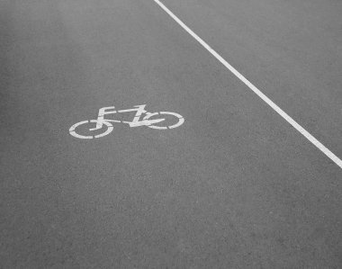 Bisiklet işaret üstünde gri asfalt kaplama