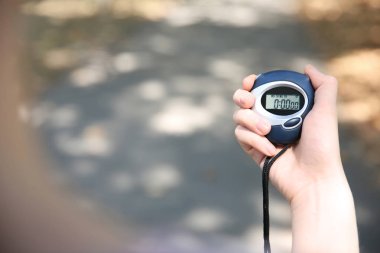 Dijital kronometre, tutan el yakın çekim