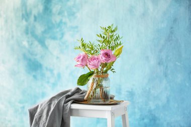 Vazoda ışık arka plan üzerine güzel çiçekler