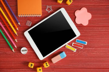 Tablet ve ahşap arka plan, üstten görünüm üzerinde renkli ileti örneği