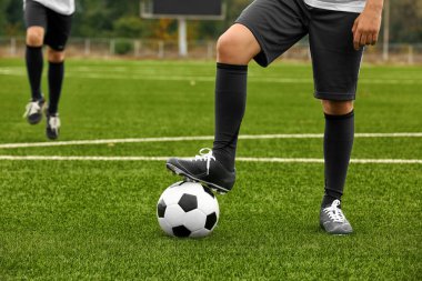 Ayak, closeup ile topa sahip futbol oyuncu