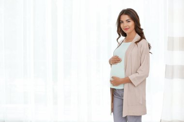 Pencere duran hamile kadın 