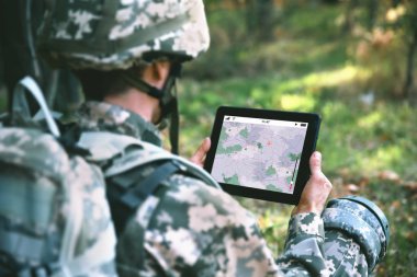 Orman, oryantasyon tablet üzerinde harita kullanarak asker