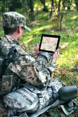 Orman, oryantasyon tablet üzerinde harita kullanarak asker