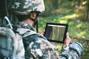 Orman, oryantasyon tablet üzerinde harita kullanarak asker