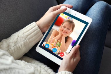 Kadın kızı online video sohbet yoluyla doğum günü partisi sırasında söz