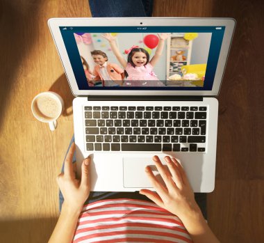 Kadın kızı online video sohbet yoluyla doğum günü partisi sırasında söz
