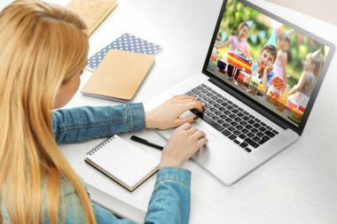 Kadın doğum günü partisi sırasında online video sohbet etmek yolu ile oğula söz