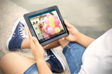 Online video sohbet yoluyla kız doğum günü partisi sırasında konuşan adam