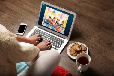 Kadın online video sohbet yoluyla çocuk için doğum günü partisi sırasında söz
