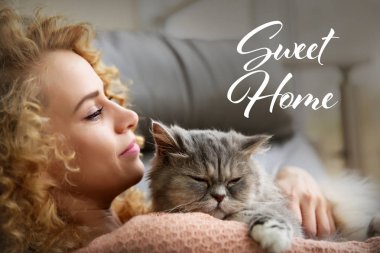 Kedi kanepede yatan genç kadın. Metin Sweet Home.