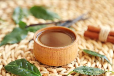 Çay yağı ile ahşap kase