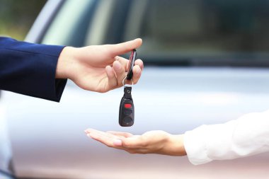 Arabanın anahtarları kadına verilmesi işadamı 
