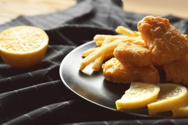 Lezzetli tavuk nuggets kızartması ile