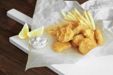 Lezzetli tavuk nuggets kızartması ile