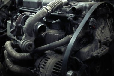 Yok edilmiş araba motoru