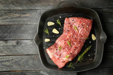 Aromatik rosemary ile lezzetli biftek