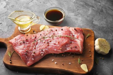 Lezzetli biftek Marine sosu malzemeler ile