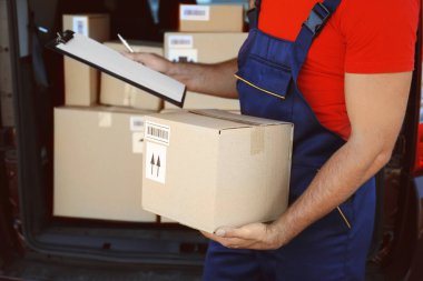 Teslimatçı paketleri kontrol