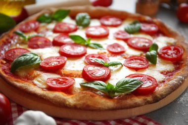 Mutfak masasında lezzetli pizza