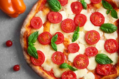 Mutfak masasında lezzetli pizza