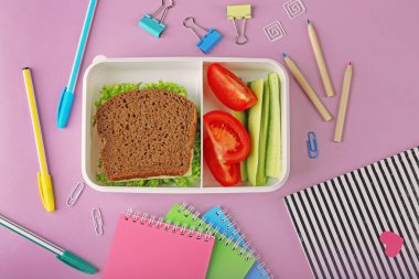 Akşam yemeği ve ileti örneği ile beslenme çantası